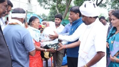 पालकी में बाढ़ पीड़ितों के बीच पहुंचे केदार कश्यप: राहत राशि और कंबल बांटे, कहा—संकट में सरकार हर परिवार के साथ पालकी में बाढ़ पीड़ितों के बीच पहुंचे केदार कश्यप: राहत राशि और कंबल बांटे, कहा—संकट में सरकार हर परिवार के साथ