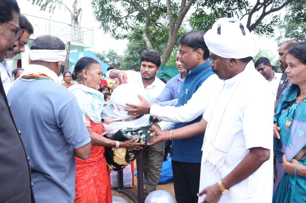पालकी में बाढ़ पीड़ितों के बीच पहुंचे केदार कश्यप: राहत राशि और कंबल बांटे, कहा—संकट में सरकार हर परिवार के साथ पालकी में बाढ़ पीड़ितों के बीच पहुंचे केदार कश्यप: राहत राशि और कंबल बांटे, कहा—संकट में सरकार हर परिवार के साथ