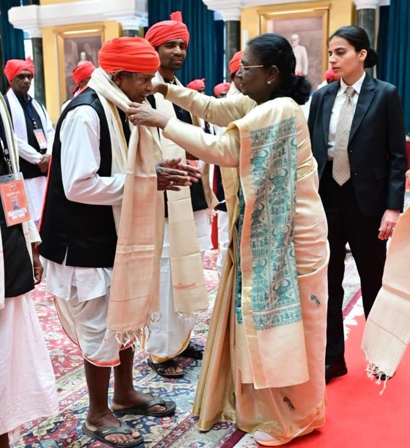 राष्ट्रपति भवन में गूंजी बस्तर की संस्कृति: नारायणपुर के मांझी-चालकी और ‘बस्तर पंडुम’ विजेताओं ने राष्ट्रपति से की मुलाकात