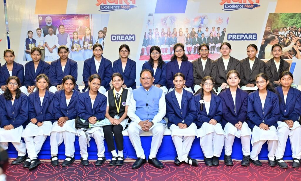 NEET में सफल आदिवासी छात्रों से CM साय का संवाद: बोले- संवेदनशील डॉक्टर बनें, विकसित छत्तीसगढ़ की जिम्मेदारी अब युवाओं पर