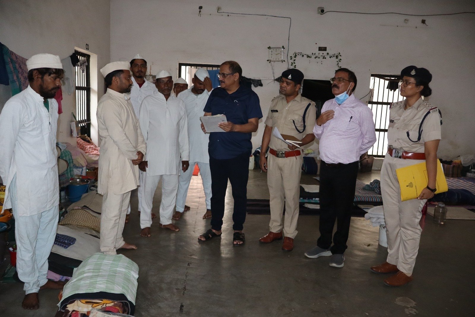 डीजी जेल हिमांशु गुप्ता ने बिलासपुर केंद्रीय जेल का किया आकस्मिक निरीक्षण : कैदियों के लिए कई नई सुविधाओं की दी स्वीकृति डीजी जेल हिमांशु गुप्ता ने बिलासपुर केंद्रीय जेल का किया आकस्मिक निरीक्षण : कैदियों के लिए कई नई सुविधाओं की दी स्वीकृति