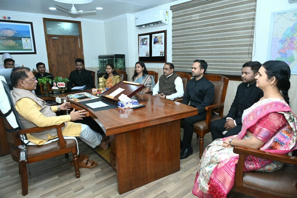2025 बैच के डिप्टी कलेक्टरों से मिले CM विष्णु देव साय, बोले- जनता का विश्वास जीतें, संवेदनशील और पारदर्शी प्रशासन दें 2025 बैच के डिप्टी कलेक्टरों से मिले CM विष्णु देव साय, बोले- जनता का विश्वास जीतें, संवेदनशील और पारदर्शी प्रशासन दें
