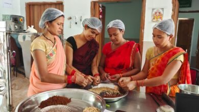 महुआ से बदली आदिवासी महिलाओं की तकदीर: वन धन योजना से मिली नई पहचान, लड्डू-कुकीज़ बनाकर अब कमा रहीं दोगुनी आय