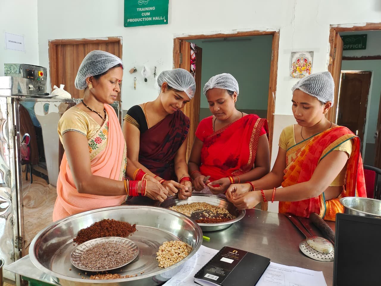 महुआ से बदली आदिवासी महिलाओं की तकदीर: वन धन योजना से मिली नई पहचान, लड्डू-कुकीज़ बनाकर अब कमा रहीं दोगुनी आय