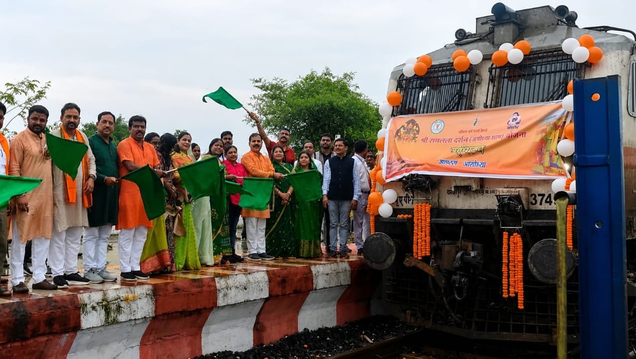 सरगुजा से रामलला-बाबा विश्वनाथ के दर्शन को निकले 850 श्रद्धालु: भारत गौरव ट्रेन को हरी झंडी, बुजुर्ग बोले—‘सपना हुआ साकार’ सरगुजा से रामलला-बाबा विश्वनाथ के दर्शन को निकले 850 श्रद्धालु: भारत गौरव ट्रेन को हरी झंडी, बुजुर्ग बोले—‘सपना हुआ साकार’
