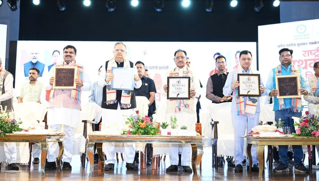 CM साय का ‘लोकल टू ग्लोबल’ मिशन: ‘कोशल फैब’ की लॉन्चिंग, बुनकरों को 10.90 करोड़ की मदद; आत्मसमर्पित महिलाओं ने किया रैंप वॉक