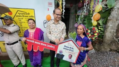 आयुक्त वीबी-जीरामजी ने किया ग्रामीण क्षेत्रों में निर्माण कार्यों का औचक निरीक्षण : पीएम आवास के हितग्राहियों को सौंपी खुशियों की चाबी