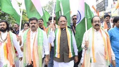 तिरंगे के रंग में रंगा रायपुर, राष्ट्रध्वज के तले एकजुट हुआ जनसैलाब : CM विष्णु देव साय ने हाथ में तिरंगा थामकर किया भव्य तिरंगा यात्रा का नेतृत्व