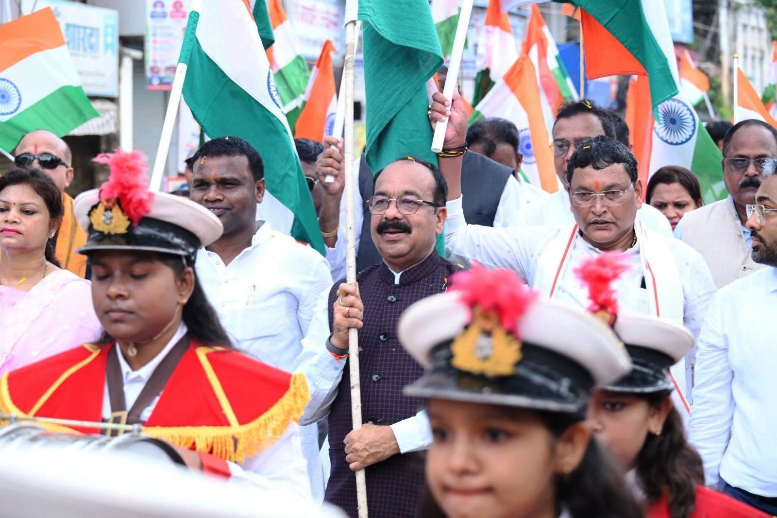 कांकेर में देशभक्ति का दिखा जुनून : अरुण साव की अगुवाई में ढाई किमी तिरंगा यात्रा निकली, 92 फीट लंबे ध्वज ने खींचा ध्यान