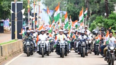 डिप्टी CM विजय शर्मा ने नारायणपुर से फूंका विकास का बिगुल: बाइक पर तिरंगा लेकर निकले, 14 अगस्त को कर्रेगुट्टा पहाड़ी पर होगा समापन