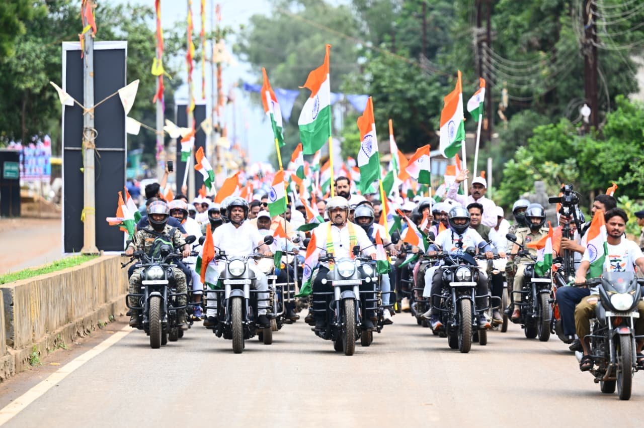 डिप्टी CM विजय शर्मा ने नारायणपुर से फूंका विकास का बिगुल: बाइक पर तिरंगा लेकर निकले, 14 अगस्त को कर्रेगुट्टा पहाड़ी पर होगा समापन