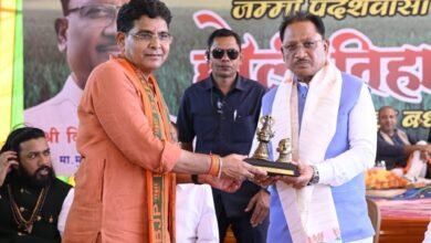 टंकराम वर्मा के नए शासकीय आवास का गृहप्रवेश : CM साय ने दी शुभकामनाएं, बोले- किसान प्रदेश की प्रगति की धुरी हैं टंकराम वर्मा के नए शासकीय आवास का गृहप्रवेश : CM साय ने दी शुभकामनाएं, बोले- किसान प्रदेश की प्रगति की धुरी हैं