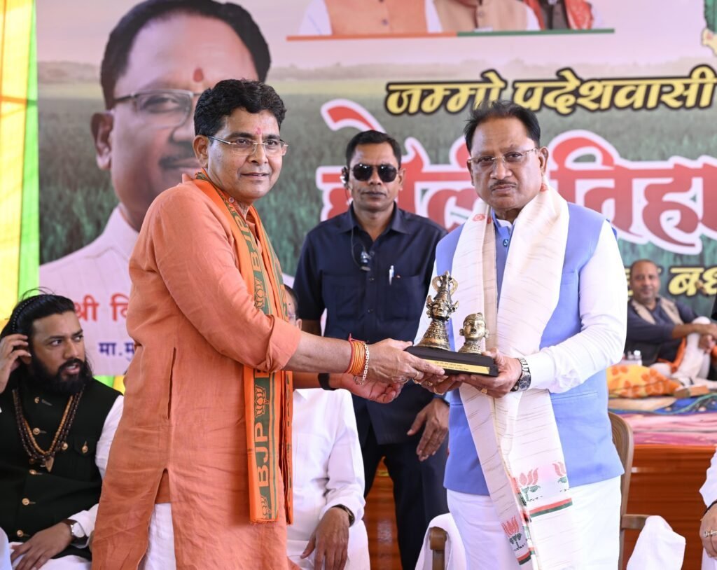 टंकराम वर्मा के नए शासकीय आवास का गृहप्रवेश : CM साय ने दी शुभकामनाएं, बोले- किसान प्रदेश की प्रगति की धुरी हैं