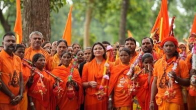 बोल बम के जयघोष से गूंजा वनांचल: भावना बोहरा के नेतृत्व में 500 कांवड़ियों ने पंडरिया विधानसभा में किया प्रवेश, दुर्गम जंगल-पथरीले रास्ते पार कर बढ़े आगे