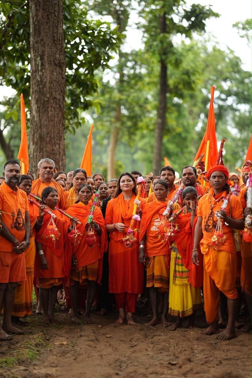 बोल बम के जयघोष से गूंजा वनांचल: भावना बोहरा के नेतृत्व में 500 कांवड़ियों ने पंडरिया विधानसभा में किया प्रवेश, दुर्गम जंगल-पथरीले रास्ते पार कर बढ़े आगे बोल बम के जयघोष से गूंजा वनांचल: भावना बोहरा के नेतृत्व में 500 कांवड़ियों ने पंडरिया विधानसभा में किया प्रवेश, दुर्गम जंगल-पथरीले रास्ते पार कर बढ़े आगे