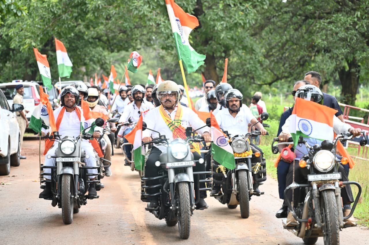 श्यामगिरी पहुंचे विजय शर्मा-केदार कश्यप, शहीद भीमा मंडावी को दी श्रद्धांजलि; बोले- बस्तर की जनता जीती, नक्सलवाद हार गया श्यामगिरी पहुंचे विजय शर्मा-केदार कश्यप, शहीद भीमा मंडावी को दी श्रद्धांजलि; बोले- बस्तर की जनता जीती, नक्सलवाद हार गया