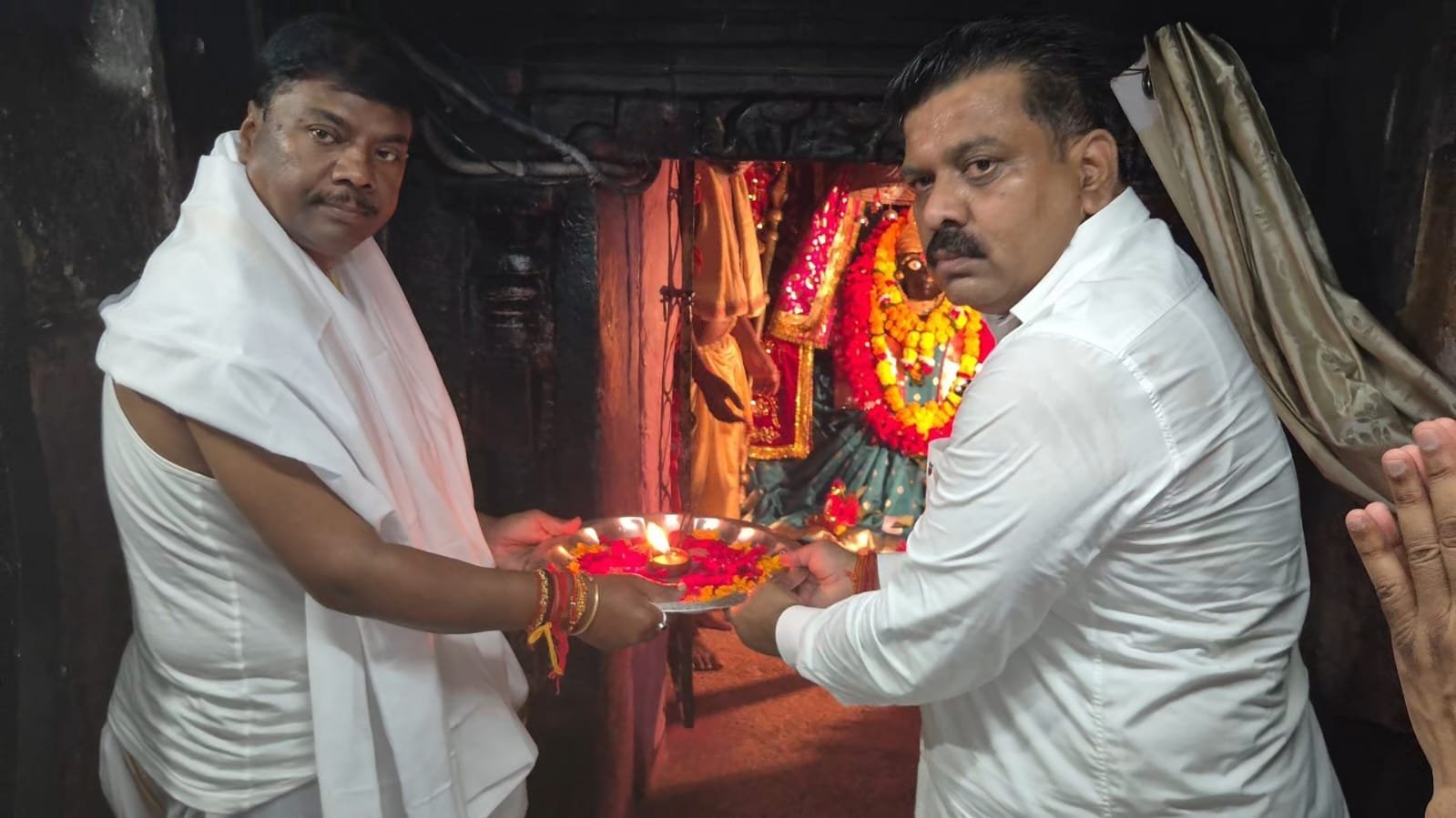 माँ दंतेश्वरी की पूजा के बाद शुरू हुई तिरंगा यात्रा, विजय शर्मा बोले- बस्तर की जनता और जवानों के बलिदान से नक्सलवाद खत्म माँ दंतेश्वरी की पूजा के बाद शुरू हुई तिरंगा यात्रा, विजय शर्मा बोले- बस्तर की जनता और जवानों के बलिदान से नक्सलवाद खत्म