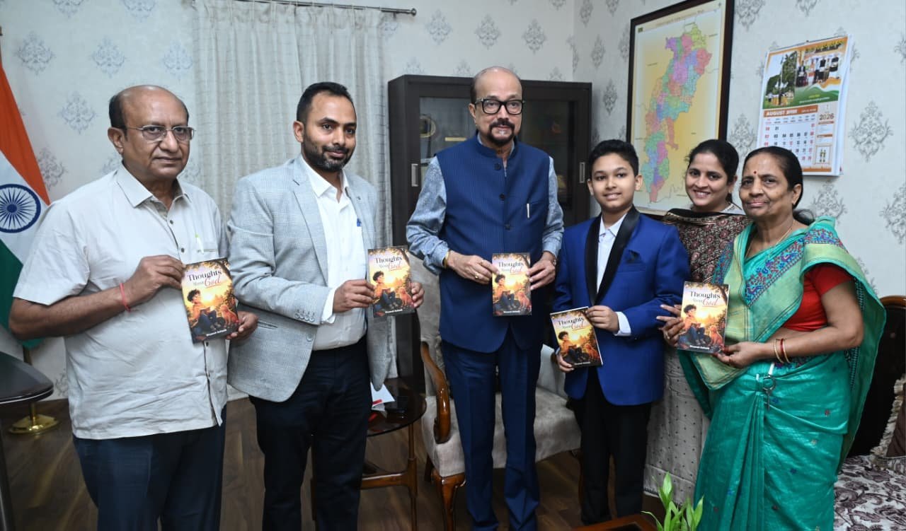 राज्यपाल डेका ने 12 वर्षीय छात्र मास्टर दिव्यांश की पुस्तक ‘थॉट्स अबाउट गॉड’ का किया विमोचन राज्यपाल डेका ने 12 वर्षीय छात्र मास्टर दिव्यांश की पुस्तक ‘थॉट्स अबाउट गॉड’ का किया विमोचन