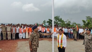 कर्रेगुट्टा पर पहुंची बस्तर तिरंगा यात्रा : उप मुख्यमंत्री विजय शर्मा ने फहराया तिरंगा, बोले – मेरे जीवन का सबसे महत्वपूर्ण दिन
