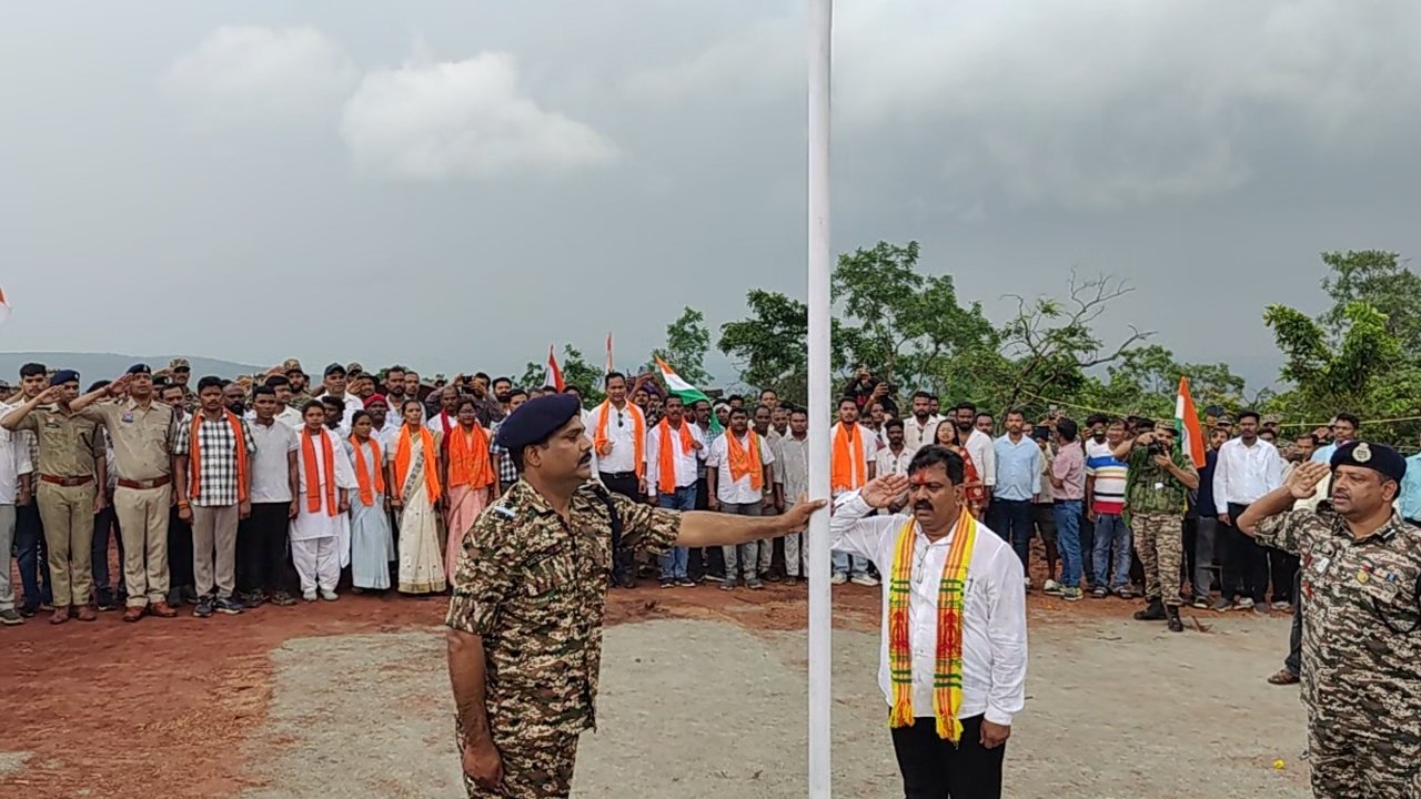 कर्रेगुट्टा पर पहुंची बस्तर तिरंगा यात्रा : उप मुख्यमंत्री विजय शर्मा ने फहराया तिरंगा, बोले – मेरे जीवन का सबसे महत्वपूर्ण दिन कर्रेगुट्टा पर पहुंची बस्तर तिरंगा यात्रा : उप मुख्यमंत्री विजय शर्मा ने फहराया तिरंगा, बोले – मेरे जीवन का सबसे महत्वपूर्ण दिन
