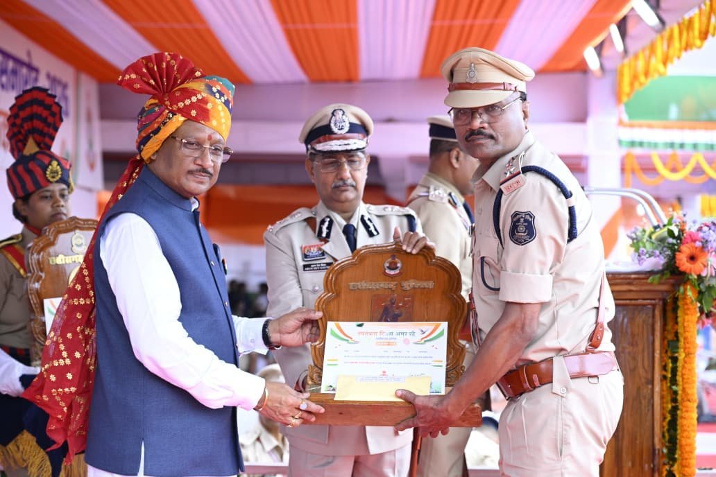 CM साय ने पुलिसकर्मियों को किया सम्मानित: ASI रामावतार को राष्ट्रपति पदक, 10 को भारतीय पुलिस पदक