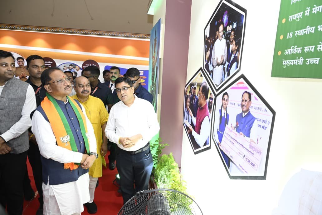 CM साय ने शुरू की सात दिवसीय प्रदर्शनी: स्वतंत्रता सेनानियों की गाथा से विकास तक दिखा छत्तीसगढ़, टाउन हॉल-शहीद स्मारक को 50-50 लाख CM साय ने शुरू की सात दिवसीय प्रदर्शनी: स्वतंत्रता सेनानियों की गाथा से विकास तक दिखा छत्तीसगढ़, टाउन हॉल-शहीद स्मारक को 50-50 लाख