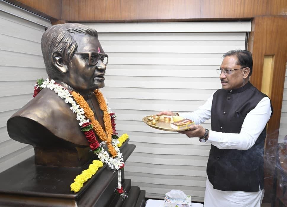 अटल बिहारी वाजपेयी को CM साय ने दी श्रद्धांजलि, बोले- उनके दूरदर्शी नेतृत्व ने छत्तीसगढ़ को दी अलग पहचान अटल बिहारी वाजपेयी को CM साय ने दी श्रद्धांजलि, बोले- उनके दूरदर्शी नेतृत्व ने छत्तीसगढ़ को दी अलग पहचान