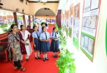 रायपुर टाउन हॉल में आजादी की गौरवगाथा: विद्यार्थियों ने देखी स्वतंत्रता सेनानियों की तस्वीरें, वंदे मातरम् की 150 साल की यात्रा भी जानी