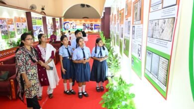 रायपुर टाउन हॉल में आजादी की गौरवगाथा: विद्यार्थियों ने देखी स्वतंत्रता सेनानियों की तस्वीरें, वंदे मातरम् की 150 साल की यात्रा भी जानी
