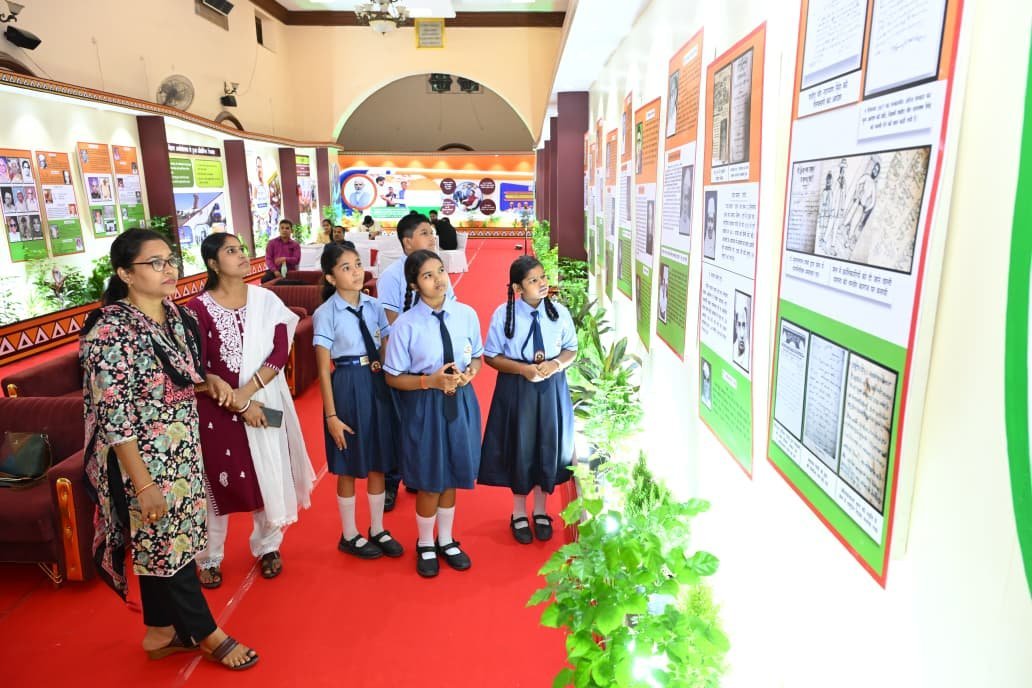 रायपुर टाउन हॉल में आजादी की गौरवगाथा: विद्यार्थियों ने देखी स्वतंत्रता सेनानियों की तस्वीरें, वंदे मातरम् की 150 साल की यात्रा भी जानी