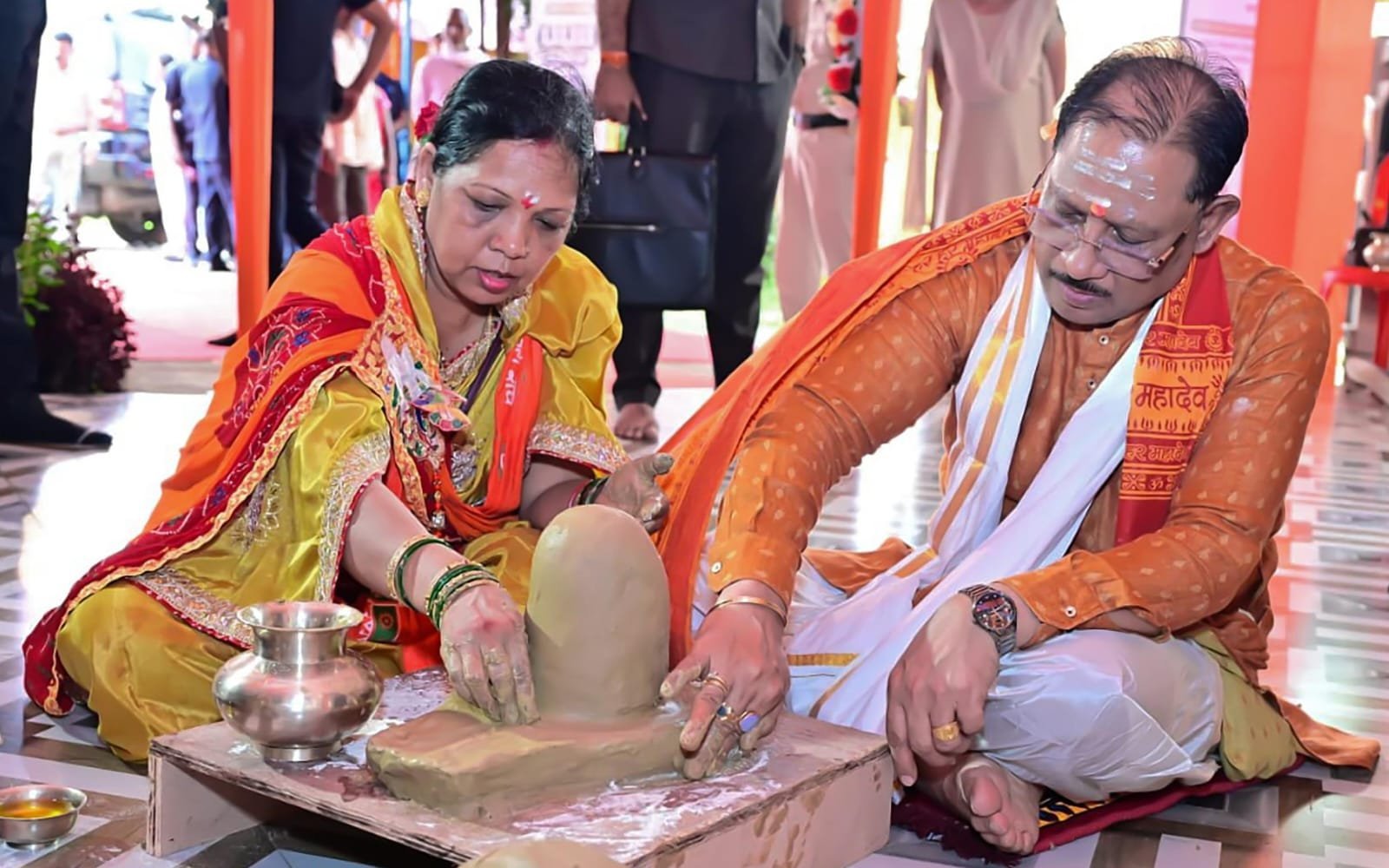 नागपंचमी पर CM विष्णुदेव साय ने बनाया पार्थिव शिवलिंग: परिवार संग फलेश्वरनाथ महादेव की पूजा, छत्तीसगढ़ की समृद्धि की कामना