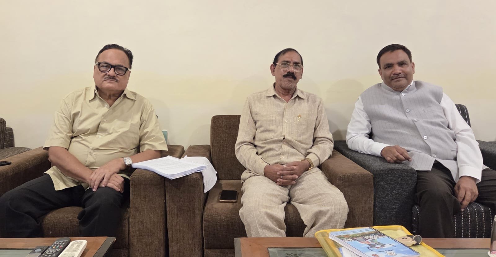 UCC समिति से मिले वक्फ बोर्ड अध्यक्ष सलीम राज, बोले- सरल भाषा में पुस्तक छपे ताकि आम नागरिक आसानी से समझ सकें प्रावधान UCC समिति से मिले वक्फ बोर्ड अध्यक्ष सलीम राज, बोले- सरल भाषा में पुस्तक छपे ताकि आम नागरिक आसानी से समझ सकें प्रावधान