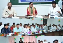 तोखन साहू ने योजनाओं की समीक्षा की: आवास, सड़क, स्वच्छता और सिंचाई कार्यों में तेजी लाने के अधिकारियों को दिए सख्त निर्देश