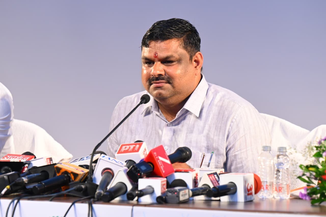 प्रेस कॉन्फ्रेंस में शिक्षा मंत्री ने गिनाईं 2 साल की उपलब्धियां : 10,538 स्कूलों का युक्तियुक्तकरण, 453 शिक्षकविहीन स्कूलों में शिक्षक पदस्थ