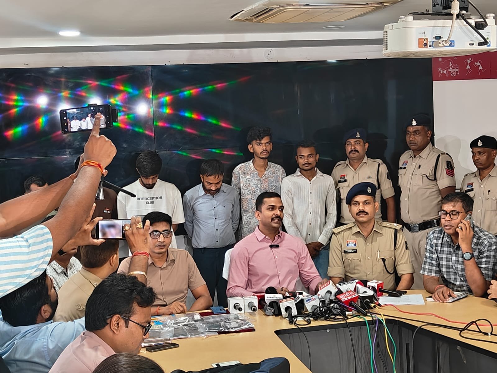 IGKV पेपर लीक: प्रोफेसर समेत 6 गिरफ्तार, 36 घंटे में पुलिस ने किया नेटवर्क का खुलासा