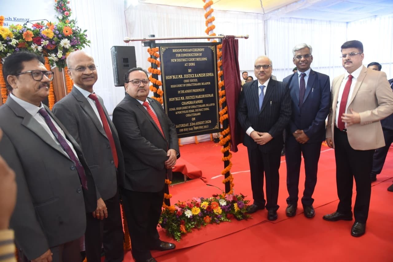 मुख्य न्यायाधिपति रमेश सिन्हा ने दुर्ग में नवीन न्यायालय भवन के निर्माण हेतु किया भूमिपूजन मुख्य न्यायाधिपति रमेश सिन्हा ने दुर्ग में नवीन न्यायालय भवन के निर्माण हेतु किया भूमिपूजन