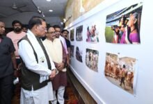 तस्वीरों ने ताजा कीं मुख्यमंत्री विष्णुदेव साय की पुरानी यादें : मुख्यमंत्री विष्णुदेव साय ‘दृश्य संवाद 2026’ के समापन समारोह में हुए शामिल