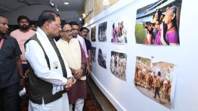 तस्वीरों ने ताजा कीं मुख्यमंत्री विष्णुदेव साय की पुरानी यादें : मुख्यमंत्री विष्णुदेव साय ‘दृश्य संवाद 2026’ के समापन समारोह में हुए शामिल