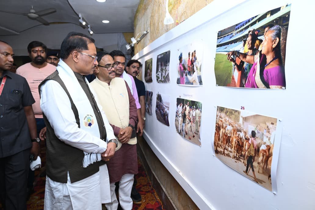 तस्वीरों ने ताजा कीं मुख्यमंत्री विष्णुदेव साय की पुरानी यादें : मुख्यमंत्री विष्णुदेव साय ‘दृश्य संवाद 2026’ के समापन समारोह में हुए शामिल