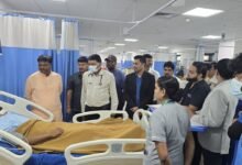 सड़क हादसे में घायल जवानों से मिले केदार कश्यप : परिजनों को दिया भरोसा, डॉक्टरों से स्वास्थ्य की जानकारी लेकर दिए इलाज के निर्देश