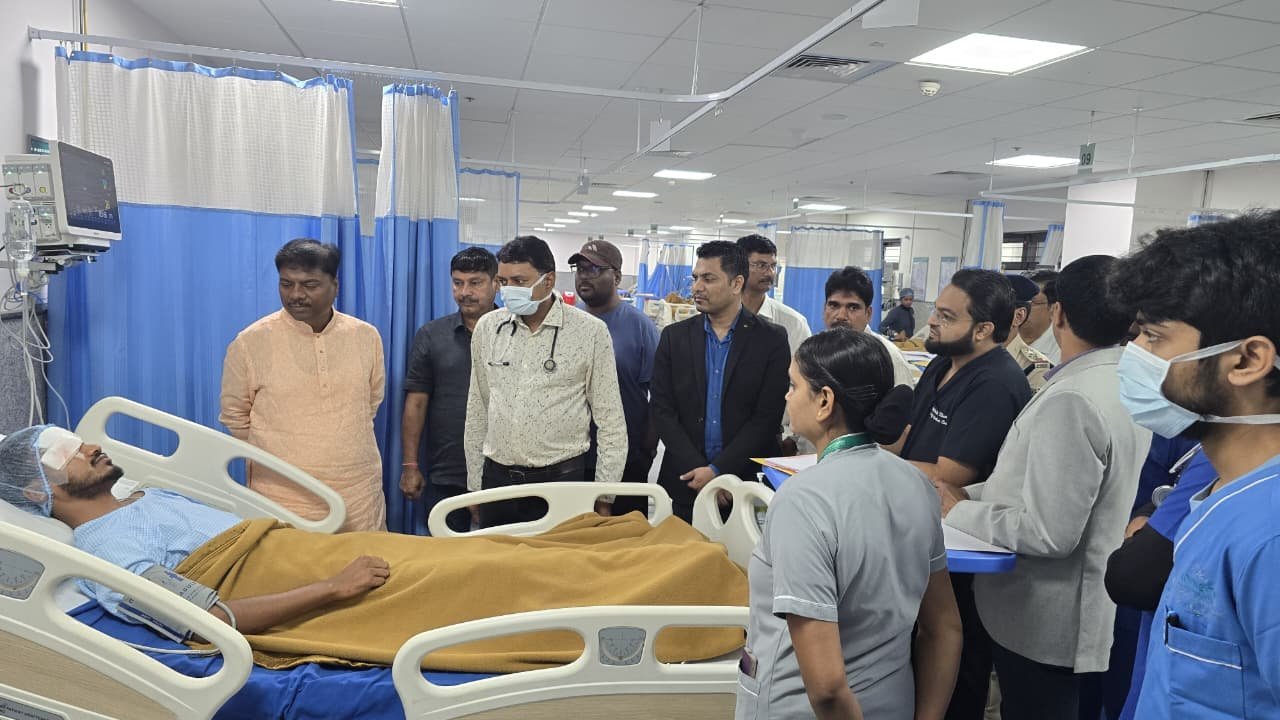 सड़क हादसे में घायल जवानों से मिले केदार कश्यप : परिजनों को दिया भरोसा, डॉक्टरों से स्वास्थ्य की जानकारी लेकर दिए इलाज के निर्देश