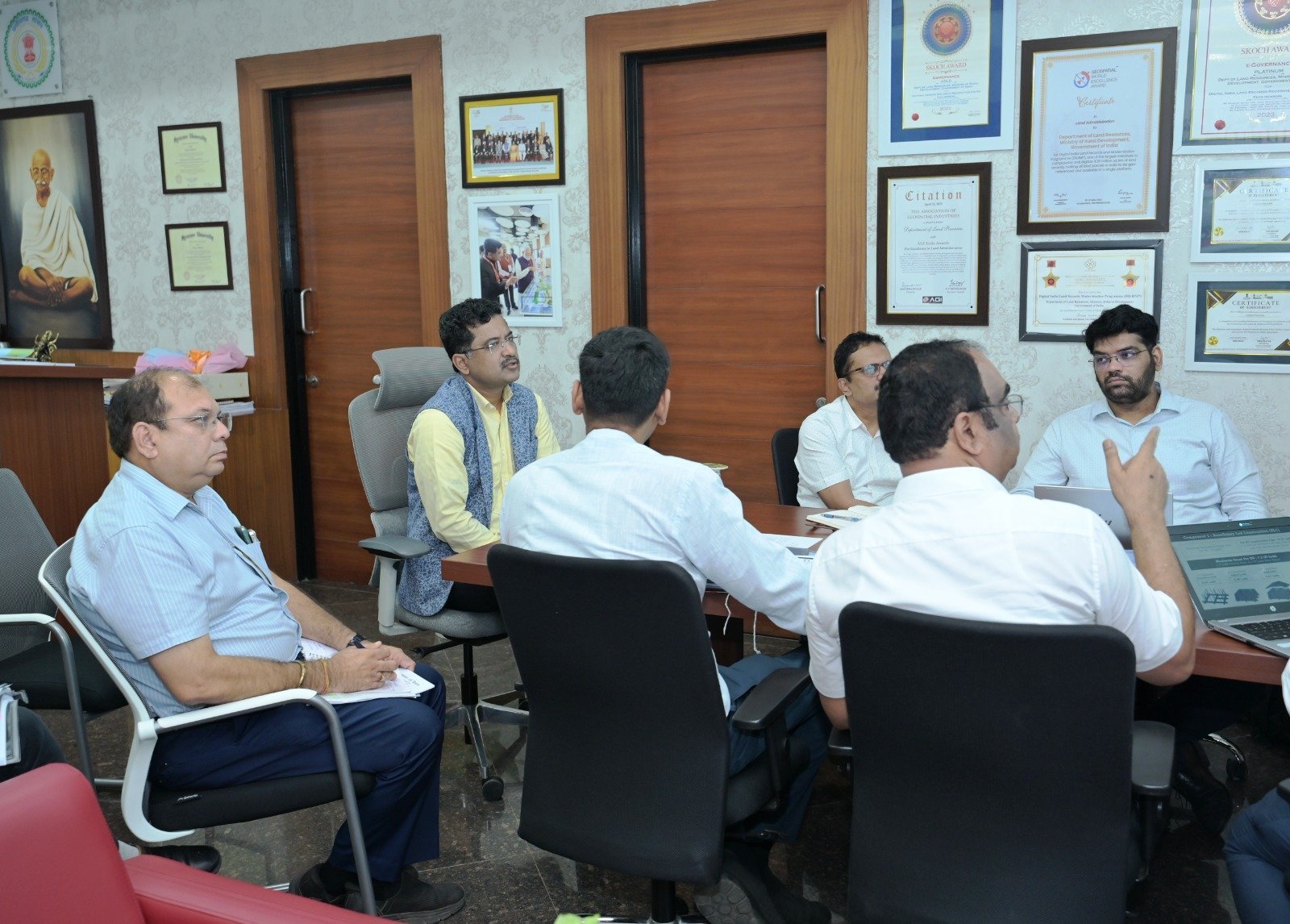 ई-बसों के लिए स्कूल-अस्पताल तक रूट प्लान : अधूरे पीएम आवासों पर मिशन मोड में काम, सोनमणि बोरा ने की समीक्षा