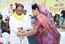शहीद की पत्नी ने CM साय को बांधी राखी तो भावुक हुए ‘विष्णु भैया’: बोले—शहीदों के परिवार हमारे अपने, हर सुख-दुःख में सरकार साथ