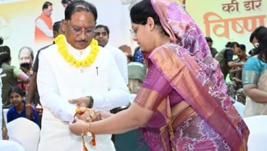 शहीद की पत्नी ने CM साय को बांधी राखी तो भावुक हुए ‘विष्णु भैया’: बोले—शहीदों के परिवार हमारे अपने, हर सुख-दुःख में सरकार साथ शहीद की पत्नी ने CM साय को बांधी राखी तो भावुक हुए ‘विष्णु भैया’: बोले—शहीदों के परिवार हमारे अपने, हर सुख-दुःख में सरकार साथ