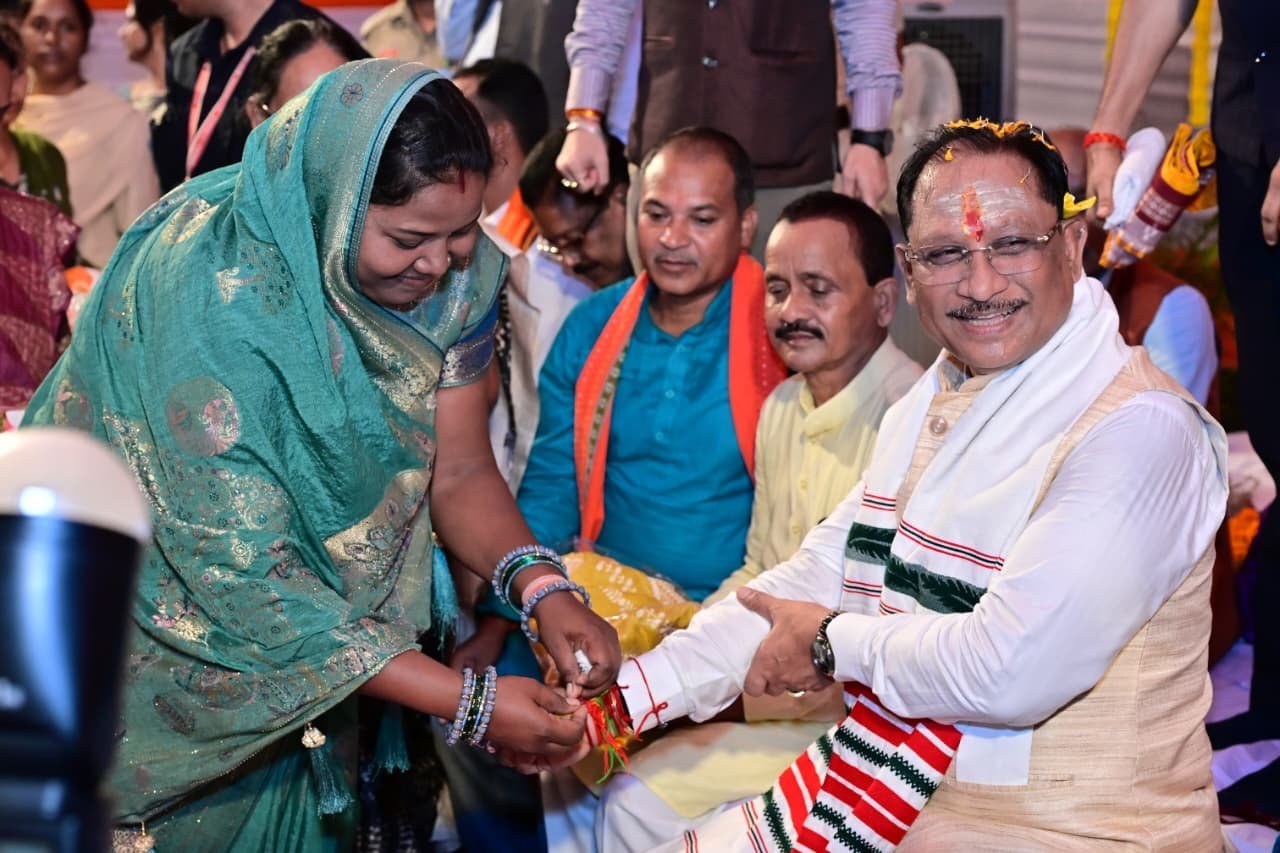 पंडरीपानी में बहनों ने CM साय को बांधी राखी : ₹64 लाख के विकास कार्यों का लोकार्पण, दानी मोड़ा सड़क को ₹3.23 करोड़ मंजूर