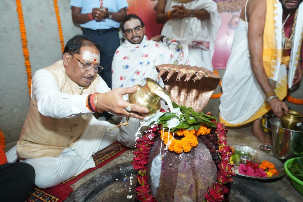 बाबा कर्मेश्वर धाम पहुंचे CM साय, रुद्राभिषेक कर प्रदेश की सुख-समृद्धि की कामना; कर्रा में मंगल भवन बनाने की घोषणा