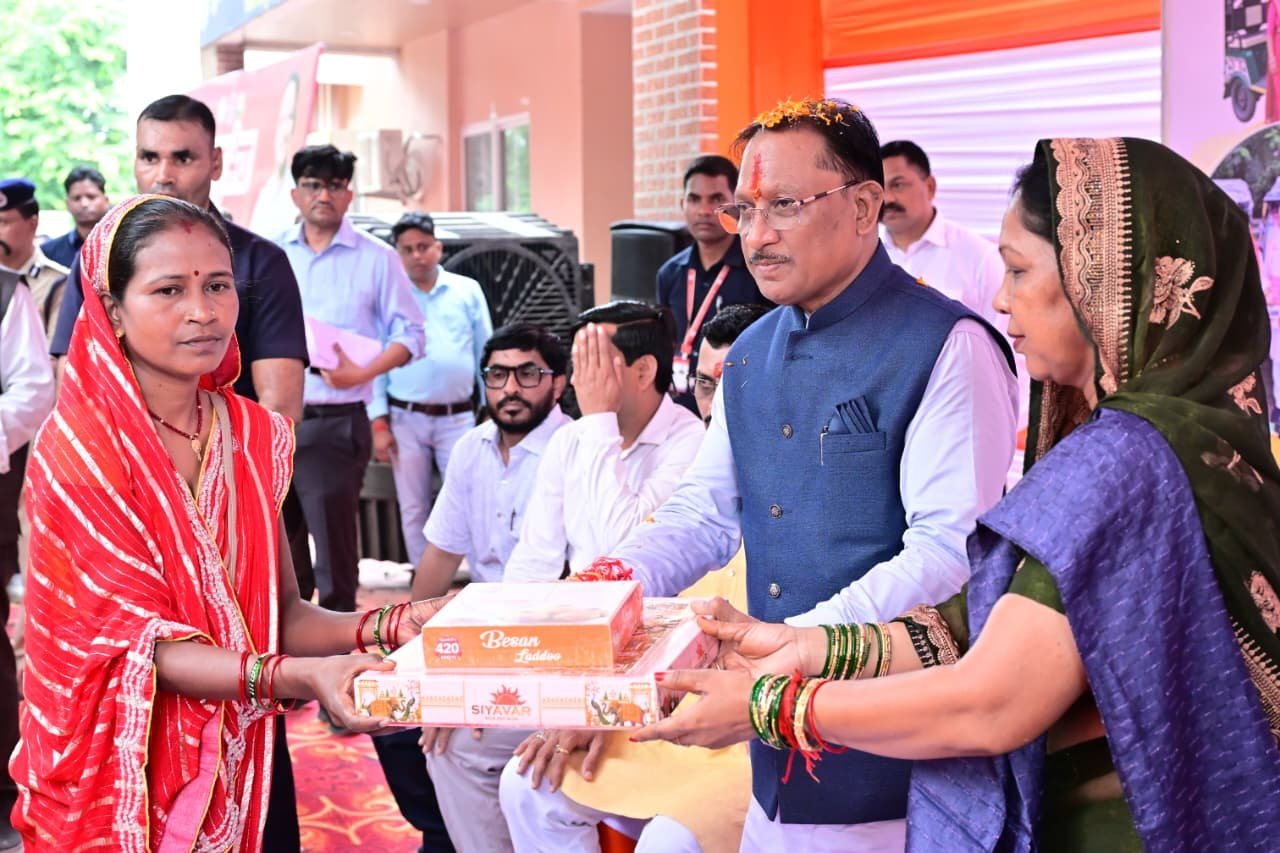 ‘विष्णु भैया’ ने रक्षाबंधन पर 50 बहनों की बदली राह : ई-रिक्शा देकर रोजगार से जोड़ा, बगिया में 3 करोड़ के विकास कार्यों का भूमिपूजन