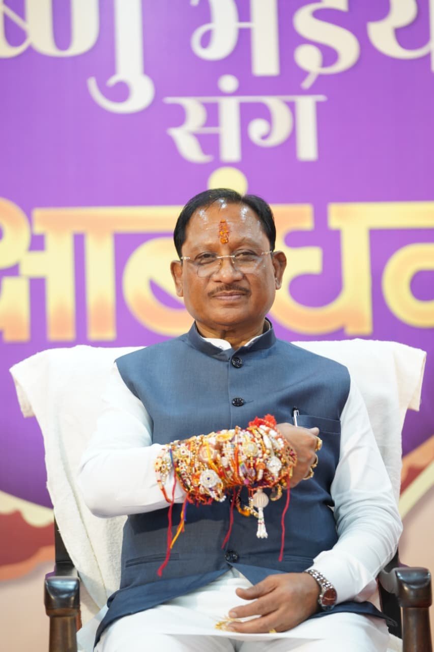 मुख्यमंत्री निवास में रक्षाबंधन का उल्लास: अलग-अलग क्षेत्रों से पहुंचीं बहनों ने CM साय को बांधी राखी, महिला सशक्तिकरण पर दिया जोर