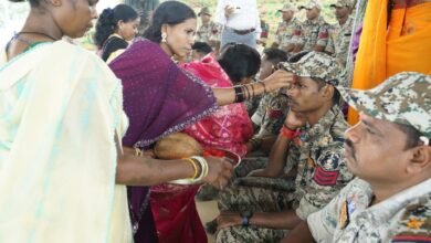 रक्षाबंधन पर दिखी अबूझमाड़ की बदली तस्वीर, आत्मसमर्पित महिलाओं ने पुलिस जवानों को बांधी राखी