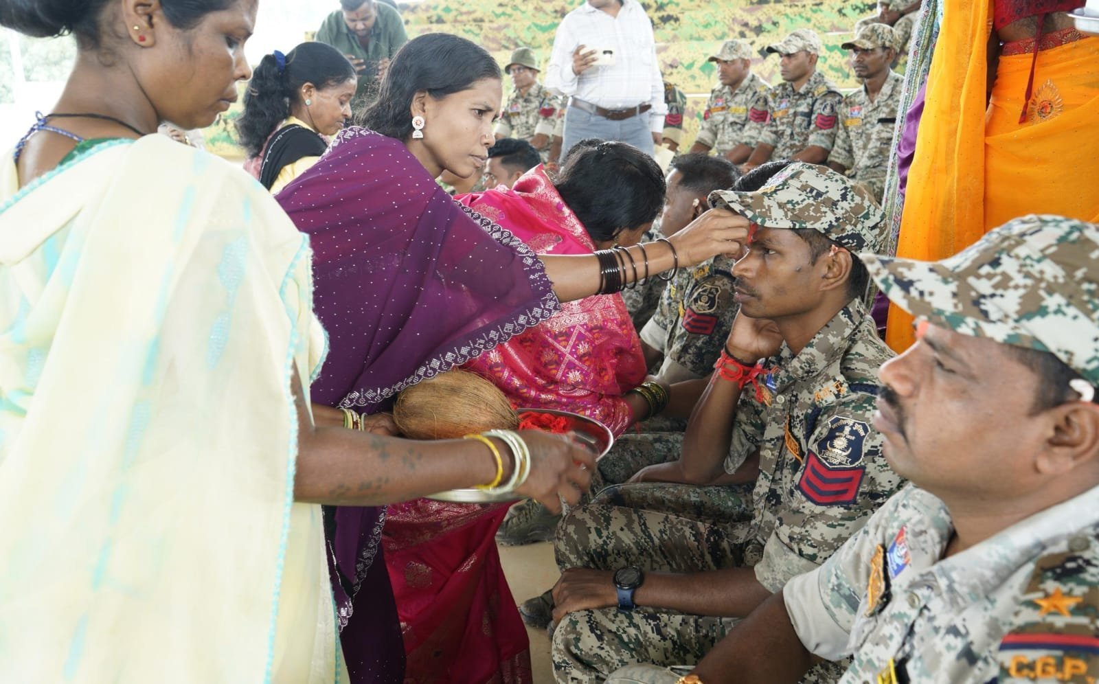 रक्षाबंधन पर दिखी अबूझमाड़ की बदली तस्वीर, आत्मसमर्पित महिलाओं ने पुलिस जवानों को बांधी राखी रक्षाबंधन पर दिखी अबूझमाड़ की बदली तस्वीर, आत्मसमर्पित महिलाओं ने पुलिस जवानों को बांधी राखी